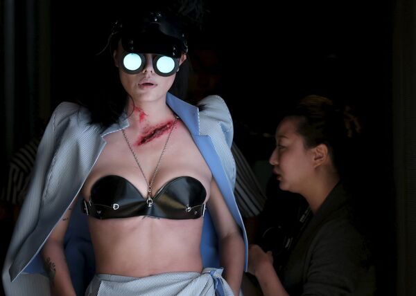 عارضة أزياء تنتظر دورها لتقدّم زياً للمصمم الصيني هيو شيغوانغ خلال أسبوع الموضة في الصين في بكين، لعام 2016. - سبوتنيك عربي