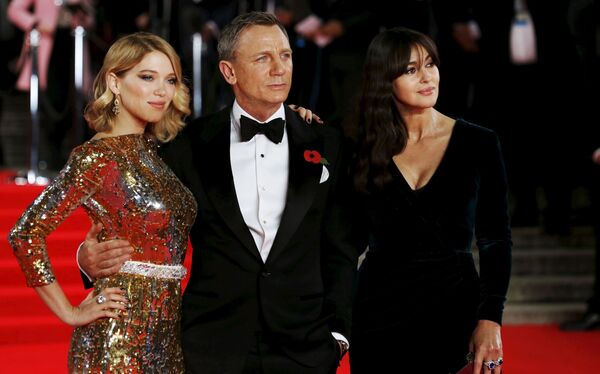 ليا سيدو (يسار)، دانيال كريغ (وسط) ومونيكا بيلوتشي (يمين) يقفون أمام المصوّرين خلال العرض الأول للفيلم العالمي الجديد (جيمس بوند) James Bond  007 film Spectre في لندن، بريطانيا 26 أكتوب/ تشرين الأول 2015. - سبوتنيك عربي