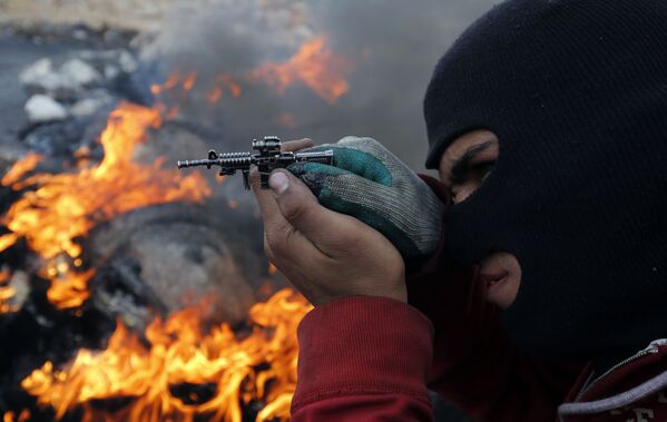 فلسطيني يطلق (باستخدام مسدس صغير) تجاه - سبوتنيك عربي