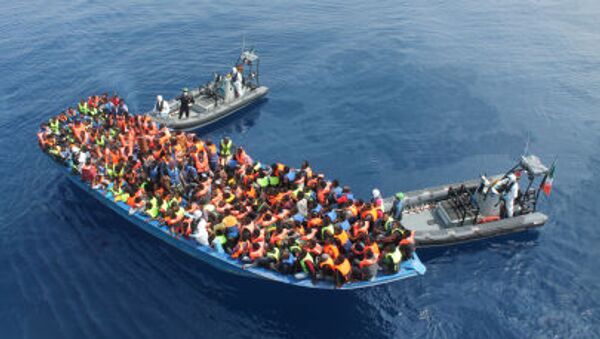 مهاجرون على قارب - سبوتنيك عربي