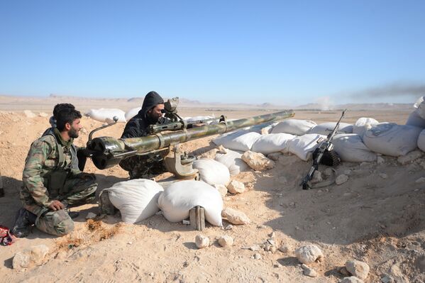 الجيش السوري في مواقع عسكرية في ضواحي تدمر - سبوتنيك عربي
