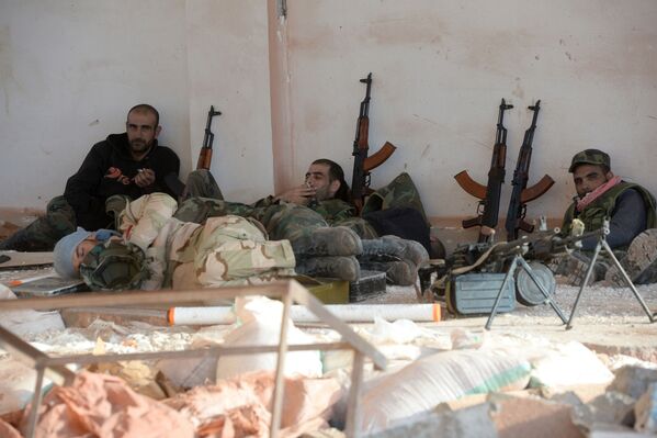 الجيش السوري في مواقع عسكرية في ضواحي تدمر - سبوتنيك عربي