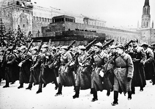 عرض عسكري في موسكو في السابع من نوفمبر 1941 - سبوتنيك عربي