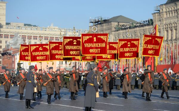 الإحتفال بذكرى مسيرة الجيش الأحمر الأسطورية من الساحة الحمراء إلى جبهة القتال مع ألمانيا النازية - سبوتنيك عربي