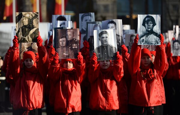 الإحتفال بذكرى مسيرة الجيش الأحمر الأسطورية من الساحة الحمراء إلى جبهة القتال مع ألمانيا النازية - سبوتنيك عربي