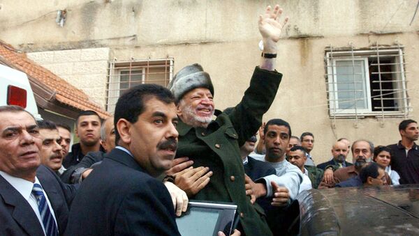 Crowds gather to wave goodbye to Yasser Arafat as he leaves Palestine to receive medical treatment in Paris two weeks before he died on November 11, 2004 - سبوتنيك عربي