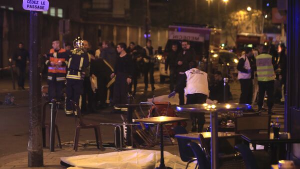Rescue workers and medics work by victims in a Paris restaurant, Friday, Nov. 13, 2015. Police officials in France on Friday reported a shootout in a Paris restaurant and an explosion in a bar near a Paris stadium. - سبوتنيك عربي