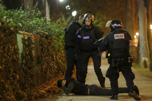 الشرطة الفرنسية تعتقل أحد الأشخاص - سبوتنيك عربي