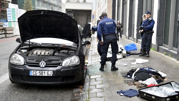 Police officers check a suspected car during an alert in Brussels, Belgium, November 16, 2015, following the deadly attacks in Paris - سبوتنيك عربي