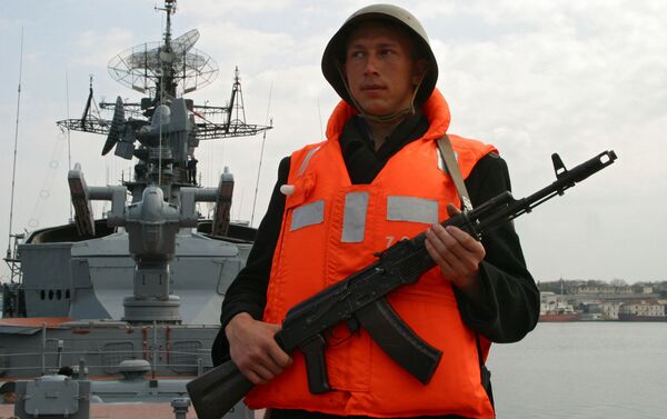 جندى روسي على متن سفينة سميتليفى الروسية - سبوتنيك عربي