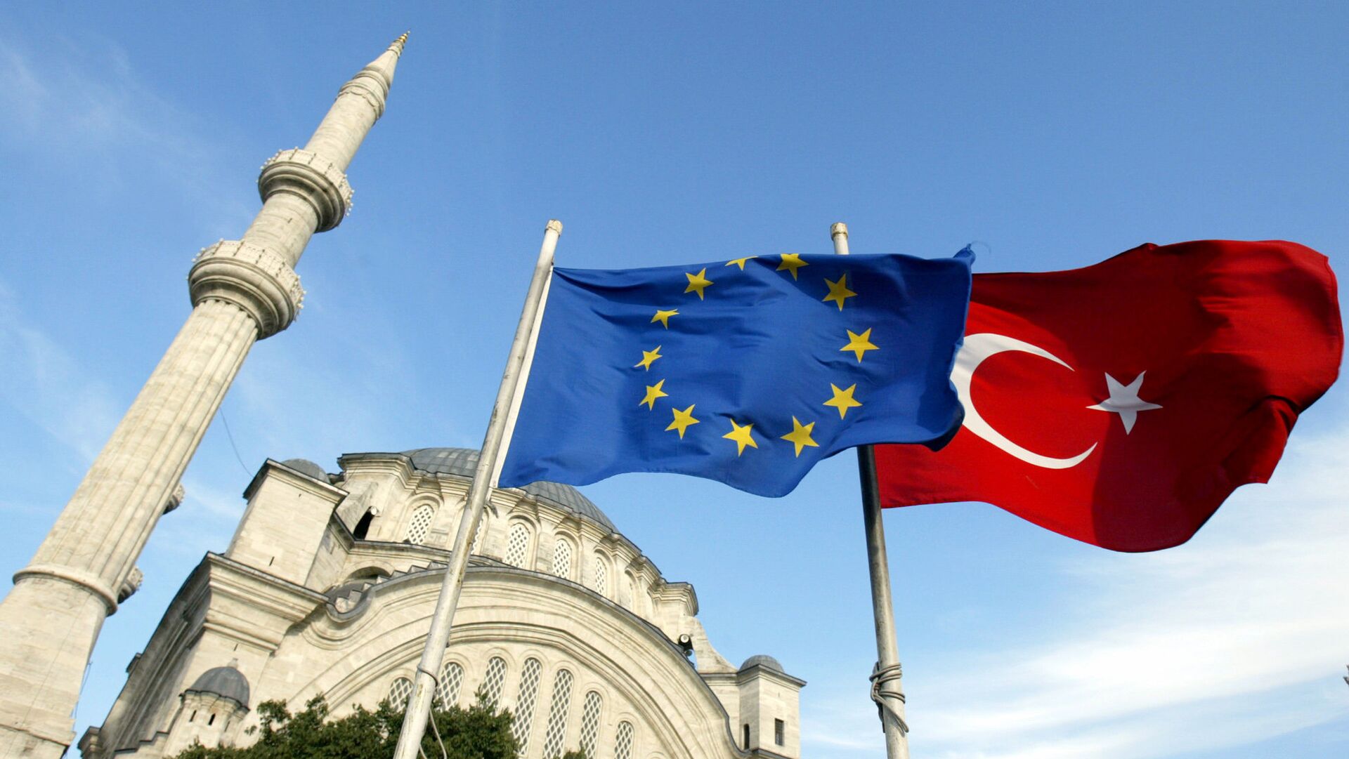 أعلام تركيا والاتحاد الاوروبي امام مسجد باسطنبول - سبوتنيك عربي, 1920, 13.01.2022