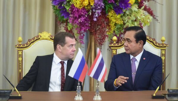 رئيس الوزراء الروسي ميدفيديف ورئيس الوزراء التايلاندي برايوت تشان أوتشا - سبوتنيك عربي