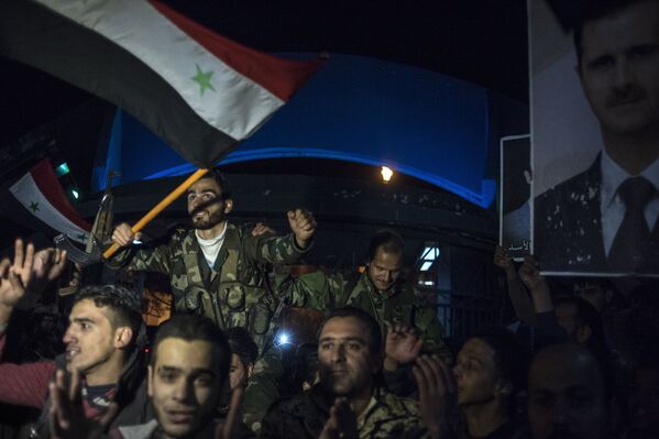 سكان دمشق يستقبلون أبطال الجيش السورى بعد تحريره - سبوتنيك عربي