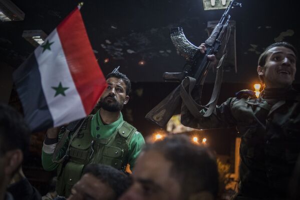 سكان دمشق خلال الاحتفال مع الجنود - سبوتنيك عربي