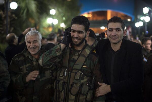 سكان دمشق وجنود سوريا الأبطال - سبوتنيك عربي