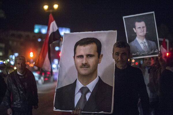 سكان دمشق يحملون صور الرئيس السوري - سبوتنيك عربي