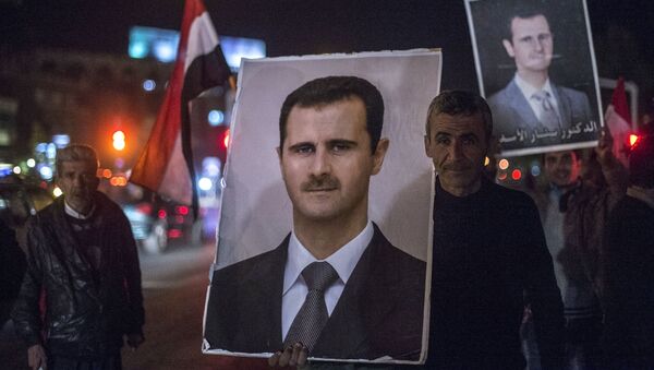 سكان دمشق يحملون صور الرئيس السورى بشار الأسد - سبوتنيك عربي
