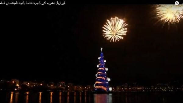 أكبر شجرة عائمة بأعياد الميلاد في العالم - سبوتنيك عربي