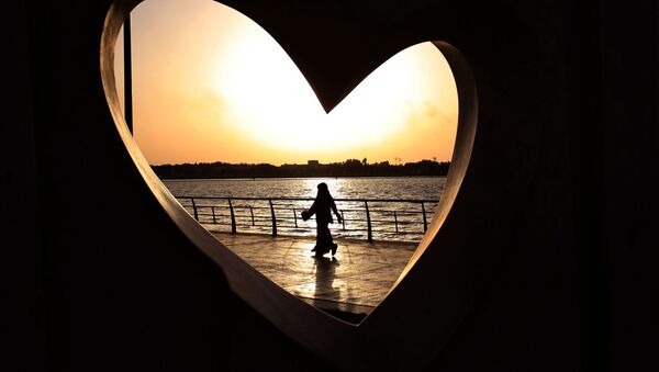 Саудовская женщина идет по набережной в Джидде - سبوتنيك عربي
