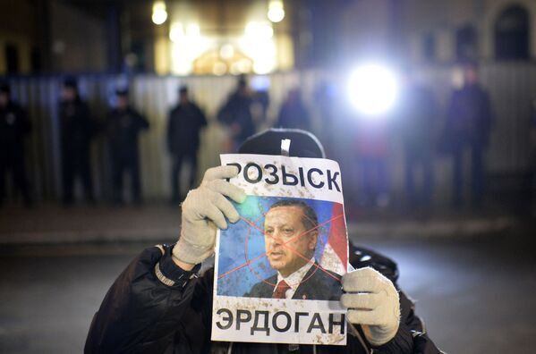مظاهرات مناهضة لتركيا وأردوغان أمام سفارة أنقرة فى موسكو - سبوتنيك عربي