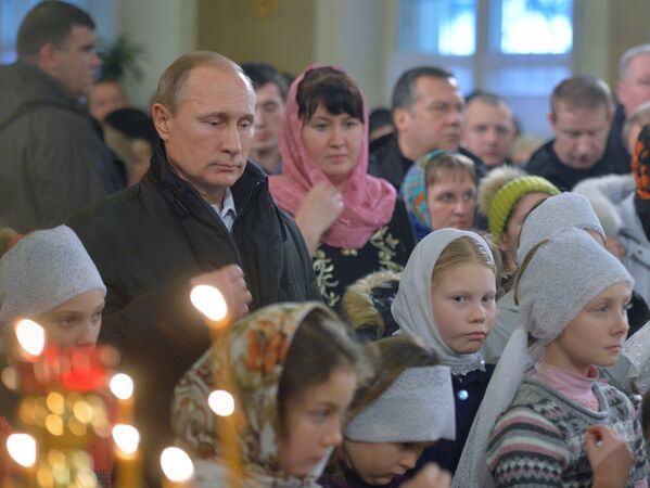 بوتين يشارك الروس في الاحتفال بعيد الميلاد المجيد - سبوتنيك عربي