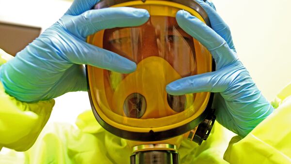 طبيب يستعد لعلاج مصابين بفيروس إيبولا - سبوتنيك عربي