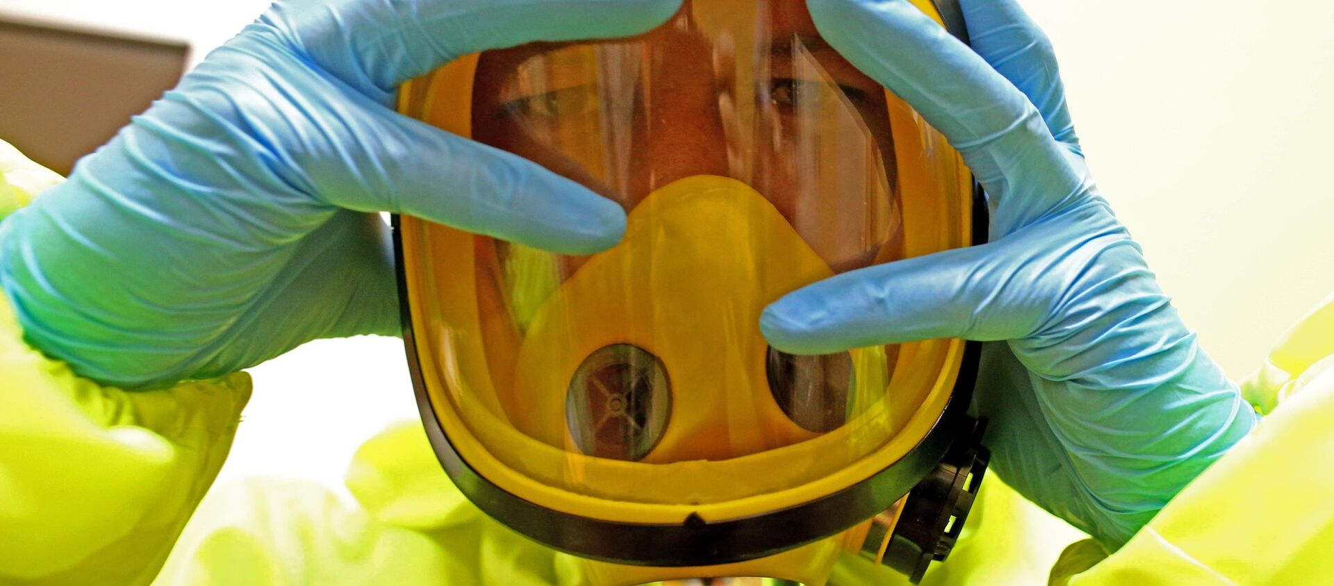طبيب يستعد لعلاج مصابين بفيروس إيبولا - سبوتنيك عربي, 1920, 08.02.2021