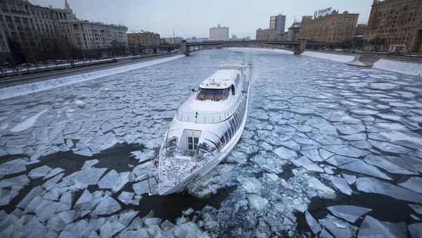 قارب سياحي مع مطعم على متنه، خصص من أجل الفترة السياحة في الشتاء، نهر موسكو. - سبوتنيك عربي