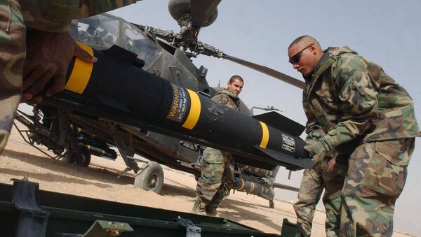 جنود أمريكيون يحملون صاروخ هيل فاير - سبوتنيك عربي