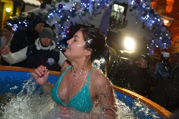 الغطس في مياه باردة بمناسبة عيد الغطاس فس وسط العاصمة موسكو. - سبوتنيك عربي