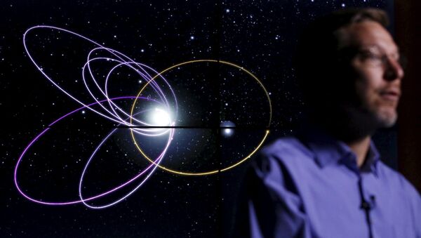 Профессор Майк Браун напротив изображения предположительной орбиты новой планеты Солнечной системы - سبوتنيك عربي