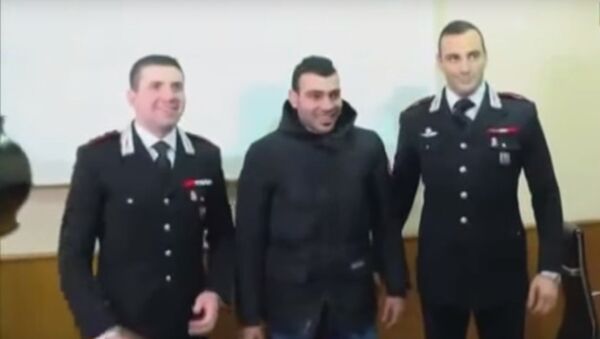 موسى مع اثنين من ضباط الشرطة الإيطالية - سبوتنيك عربي