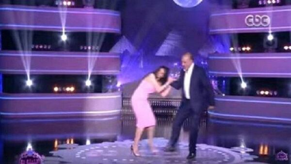 الممثل السوري جمال سليمان يضرب الممثلة حورية فرغلي بعنف على الهواء - سبوتنيك عربي