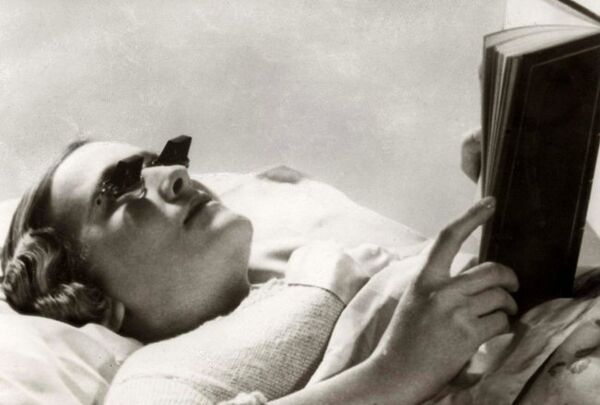 لمن يحب القراءة على السرير هذه النظارات تمكنك من التمتع بكتابك المفضل في السرير وعدم إفساد الرؤية - سبوتنيك عربي