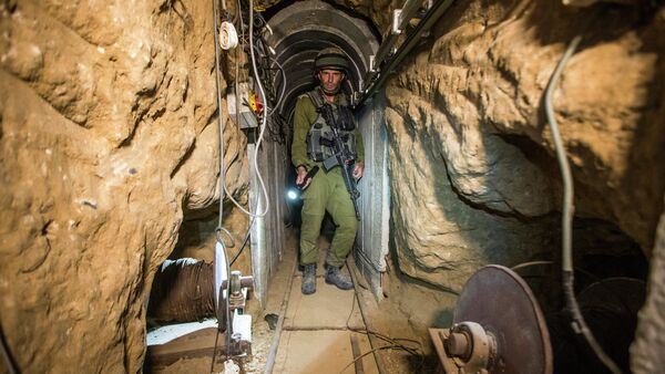 An Israeli army officer gives explanations to journalists on July 25, 2014 during an army-organised tour in a tunnel said to be used by Palestinian militants from the Gaza Strip for cross-border attacks - سبوتنيك عربي