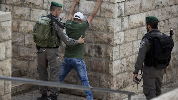 شرطة الاحتلال الإسرائيلي تفتش الفلسطينيين عند باب دمشق لمدينة القدس القديمة قبيل صلاة الجمعة - سبوتنيك عربي