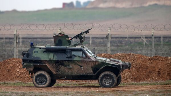سيارة عسكرية على الحدود التركية السورية - سبوتنيك عربي