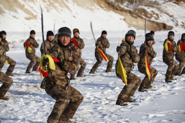 التدريبات العسكرية لقوات جيش التحرير الشعبي الصيني باستخدام السيوف - سبوتنيك عربي