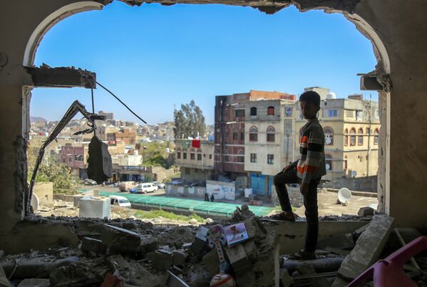 صبي يمني يلعب بين ركام المنازل المدمرة في مدينة تعز، 3 فبراير/ شباط 2016 - سبوتنيك عربي