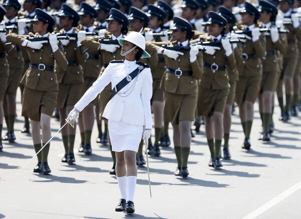 عرض عسكري للمجندات بمناسبة الاحتفال بالذكرى الـ 68 لعيد الاستقلال، في العاصمة كولومبو، سريلانكا، 4 فبراير/ شباط 2016. - سبوتنيك عربي