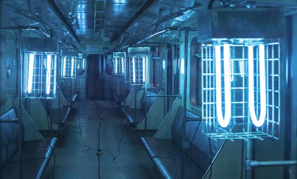 تطهير عربات مترو الأنفاق في العاصمة الروسية موسكو باستخدام مصابيح الأشعة فوق البنفسجية - سبوتنيك عربي