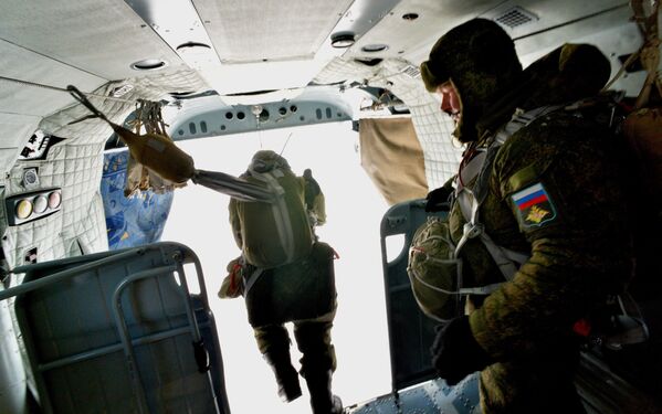 قوات الإنزال الجوي الروسية أثناء التدريبات العسكرية - سبوتنيك عربي