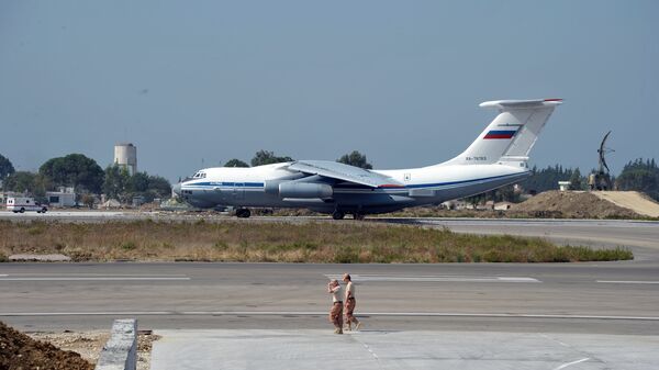 طائرة إيل - 76 الروسية في قاعدة حميميم في سوريا - سبوتنيك عربي
