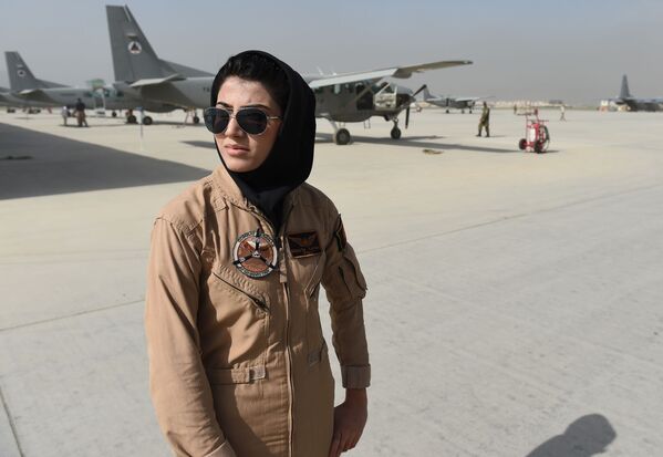 الطيار نيلوفار رحماني للمقاتلة الحربية من أفغانستان - سبوتنيك عربي