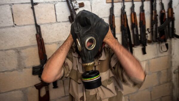 صورة لإرهابي في شمال سوريا يرتدي قناع غاز - سبوتنيك عربي
