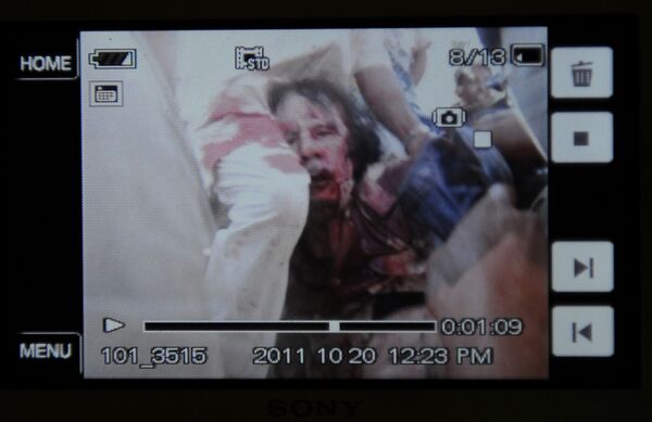 صورة من فيديو التقطت أثناء اعتقال القائد الليبي السابق معمر القذافي - سبوتنيك عربي