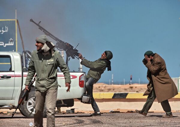 مقاتل يطلق النار من منظومة غراد على طائرة مقاتلة في رأس-لانوف في ليبيا - سبوتنيك عربي