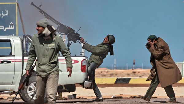 مقاتل يطلق النار من منظومة غراد على طائرة مقاتلة في رأس-لانوف في ليبيا - سبوتنيك عربي
