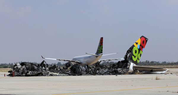 طائرة محترقة في مطار طرابلس في ليبيا - سبوتنيك عربي