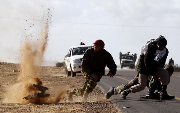 الميليشيات أثناء التفجير الذي وقع بالقرب من بلدة بن جواد في ليبيا - سبوتنيك عربي